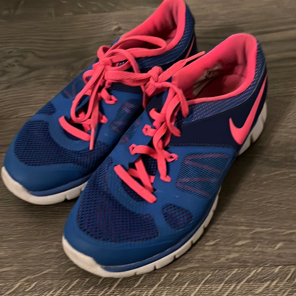 Hardly worn womens nike running sneakers size 5.5